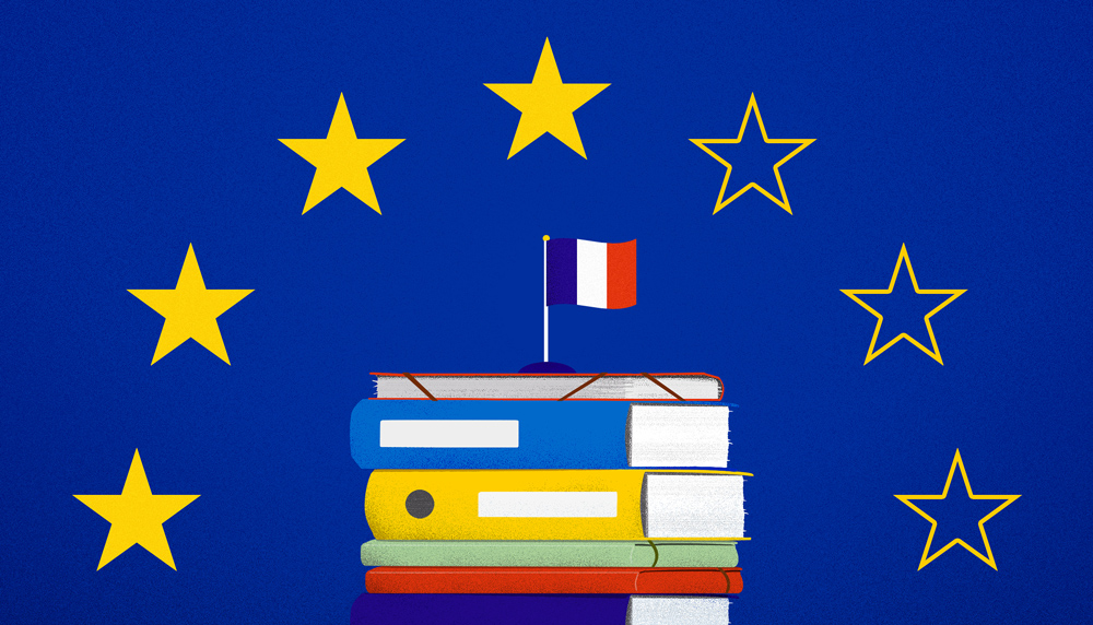 Une pile de dossiers surmontée d'un drapeau français, sous les étoiles du drapeau européen dont certaines sont évidées comme celles d'un avis laissé sur internet